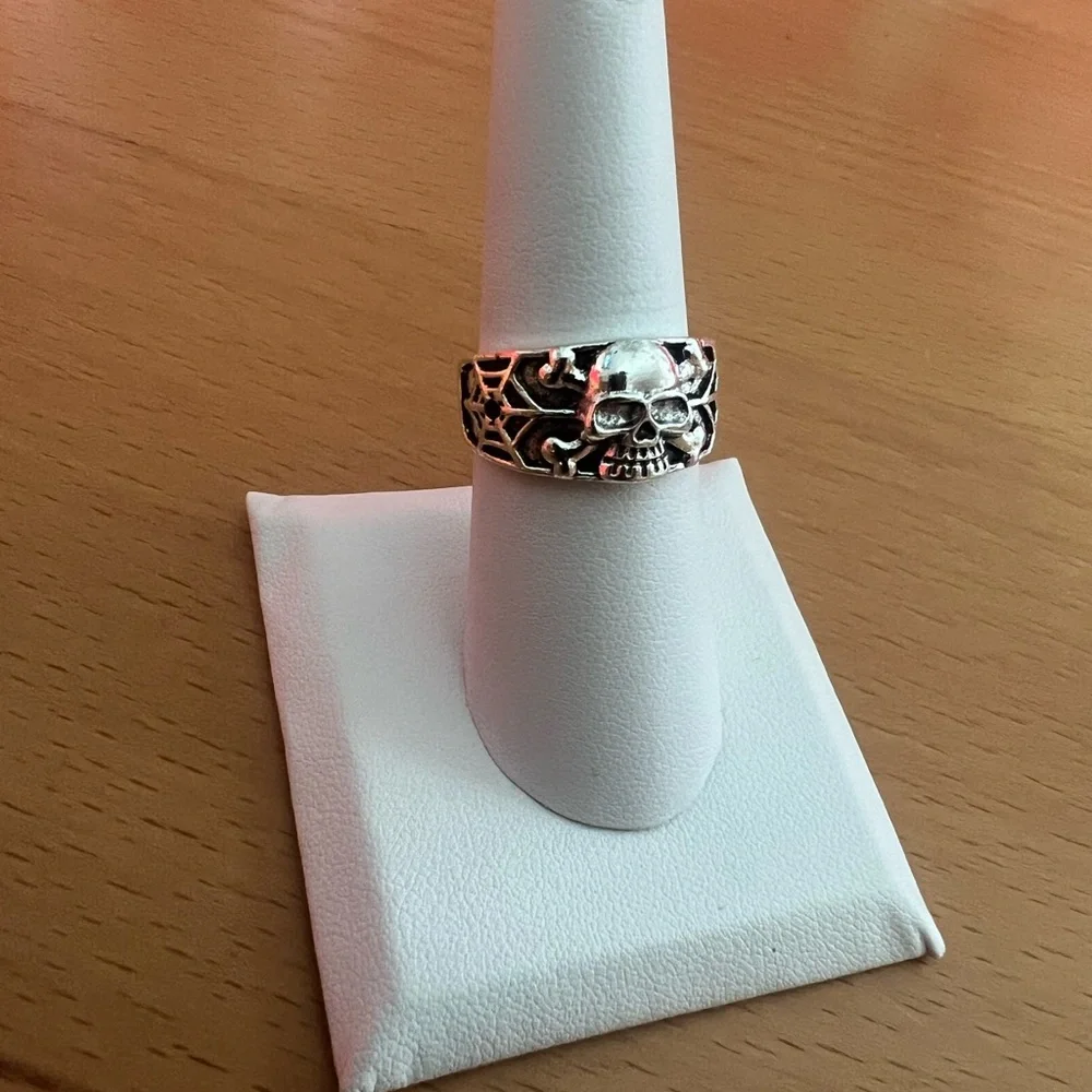 Brand New Silver Skull Ring